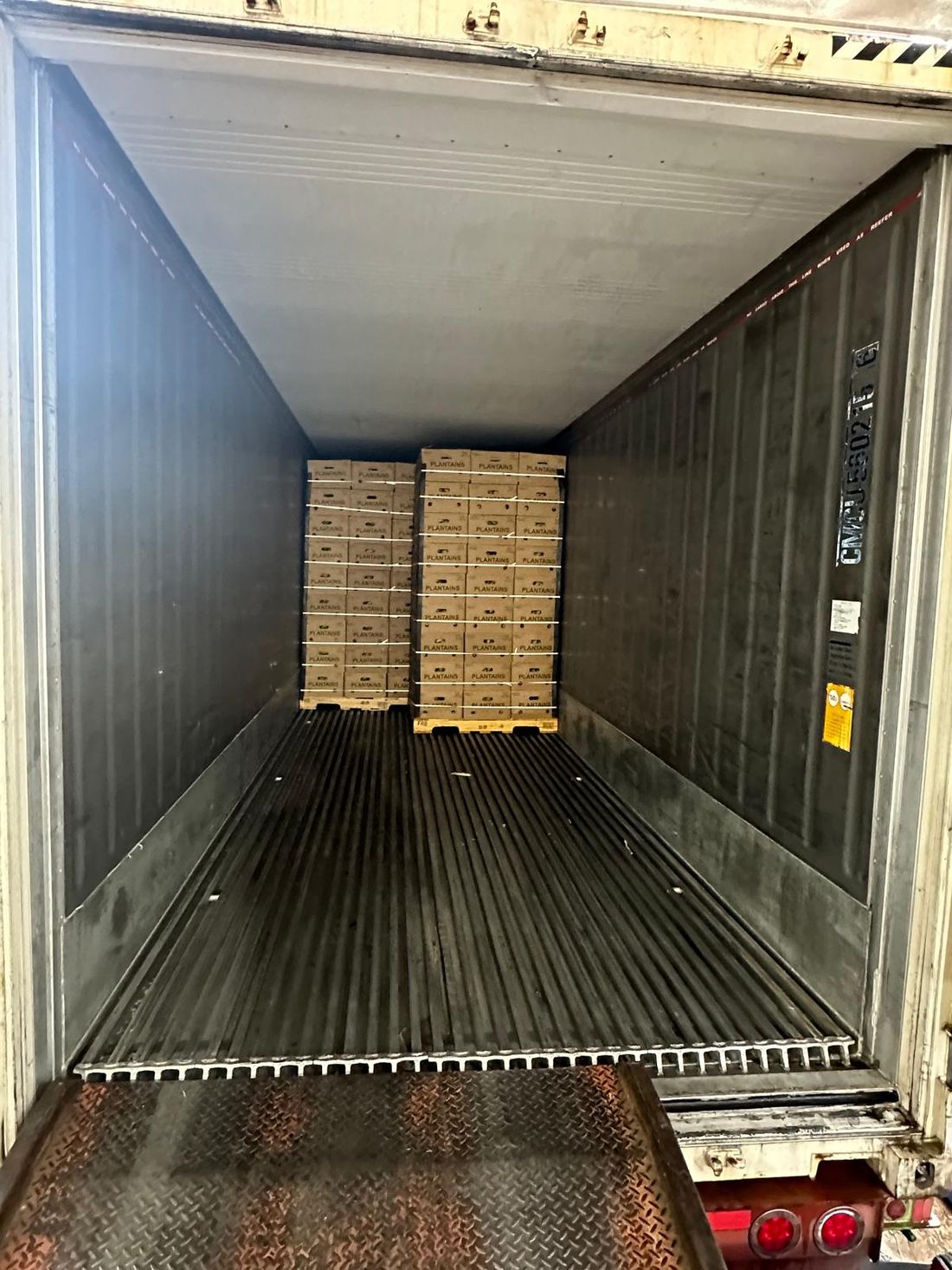 Interior de contenedor refrigerado con pallets