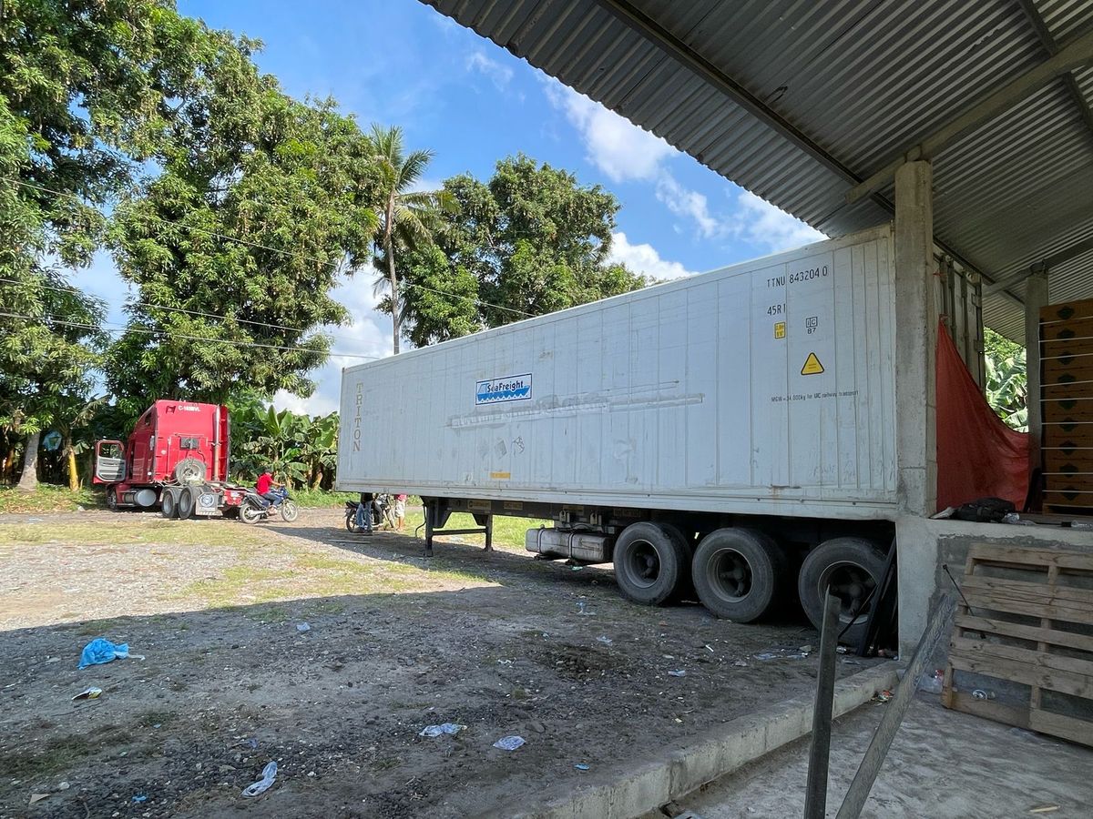 Camión KABAL conectando con contenedor para naviera internacional